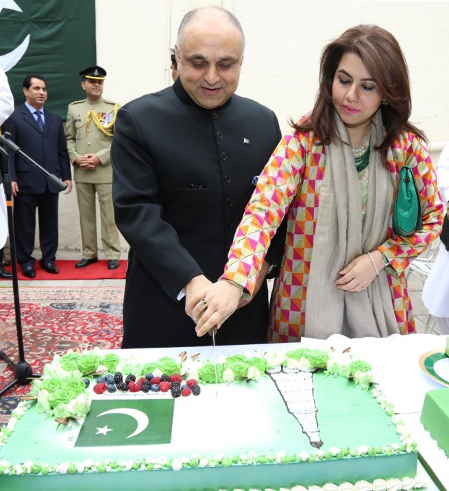 Syed Ibne Abbas, Pakistan High Commissioner to the UK, together with his spouse cutting the cake on Pakistan Day at Pakistan High Commission London on 23-3-2016