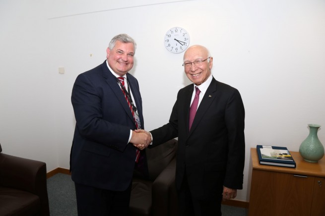 Mr Sartaj Aziz, Adviser to the Prime Minister on Foreign Affairs shaking hand with Lord Mark Price, Minister of State for Trade and Investment in London on 19-4-2016