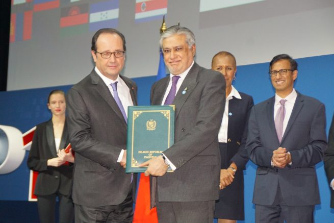 Senator Mohammad Ishaq Dar, Pakistan’s Federal Minister for Finance and Economic Affairs is handing over the letter of Intent of Pakistan to the French President Francois Hollande to join Open Government Partnership process at the opening ceremony of the 3-day 4th OGP summit held in Paris, today.(7th December, 2016)