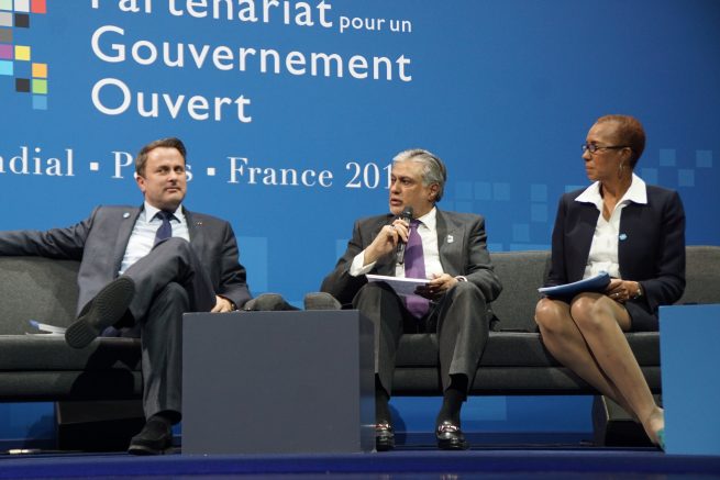Senator Mohammad Ishaq Dar, Pakistan’s Federal Minister for Finance and Economic Affairs is addressing the OPG summit after handing over the letter of Intent of Pakistan of Pakistan to join Open Government Partnership to the French President Francois Hollande at the opening ceremony of the 3-day 4th OGP summit held in Paris, today.(7th December, 2016)