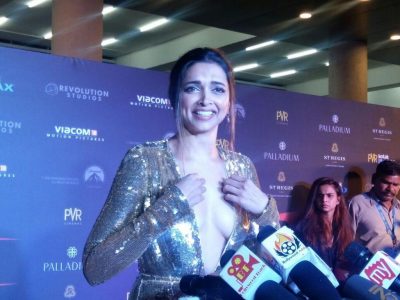 Deepika Padukone looks amazing in shining golden dress