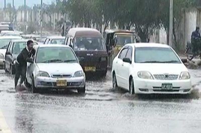 Intermittent rain disrupts routine life in Karachi