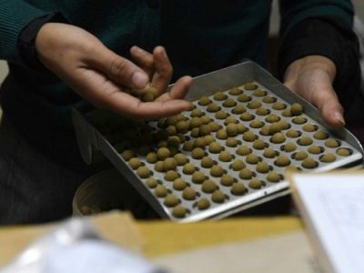 Staff member of Tibetan medical practitioner Yeshi Dhonden's Tibetan Herbal Clinic packs traditional Tibetan medicine to send to patients by courier in the Indian town of Dharamsala. PHOTO: AFP