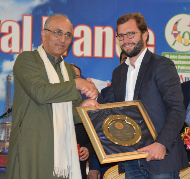 Ambassador of Pakistan to France Moin ul Haque commemoratory shields to the Mayor of Sarcelles town Mr. Nicolas Maccioni